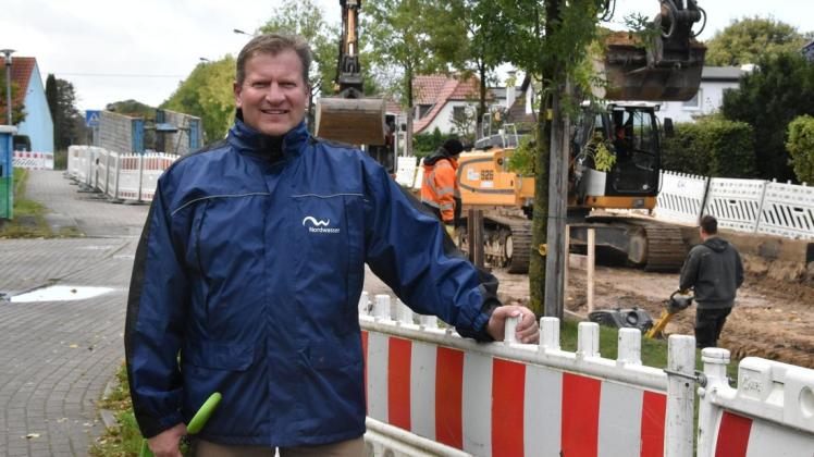 Selbst an einem regnerischen Freitag Nachmittag wird noch in der Satower Straße gearbeitet. Bauleiter für den Bereich Nordwasser, Andreas Krooß, ist überzeugt, dass die Baufirma gute Arbeit leistet. Selbst an einem regnerischen Freitag Nachmittag wird noch in der Satower Straße gearbeitet. Bauleiter für den Bereich Nordwasser, Andreas Krooß, ist überzeugt, dass die Baufirma gute Arbeit leistet.