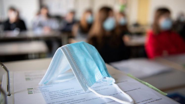 Infektiologe Emil Reisinger fordert, dass in Schulen noch für 14 Tage Masken zum Schutz vor Corona getragen werden sollen.