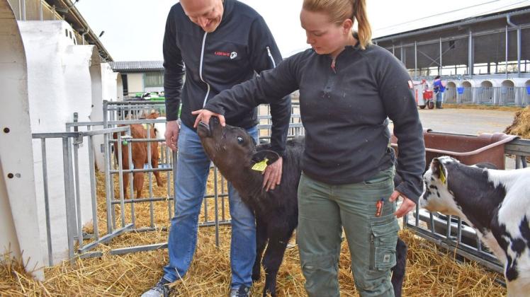 Jetzt steht das Kalb schon ganz ohne Hilfe. Tierwirtin Maria Lehwald und Orthopädietechniker Henri John freuen sich. Jetzt steht das Kalb schon ganz ohne Hilfe. Tierwirtin Maria Lehwald und Orthopädietechniker Henri John freuen sich.