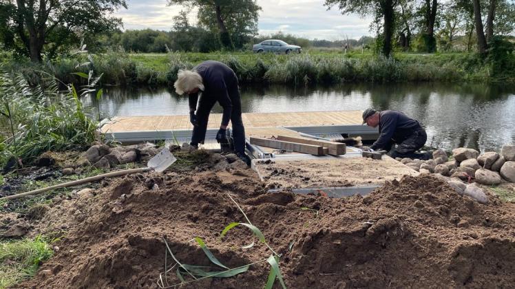 Der Zugang zum Anlegesteg an der Warnow bei Rühn wird mit Feldsteinen eingefasst. Der Zugang zum Anlegesteg an der Warnow bei Rühn wird mit Feldsteinen eingefasst.