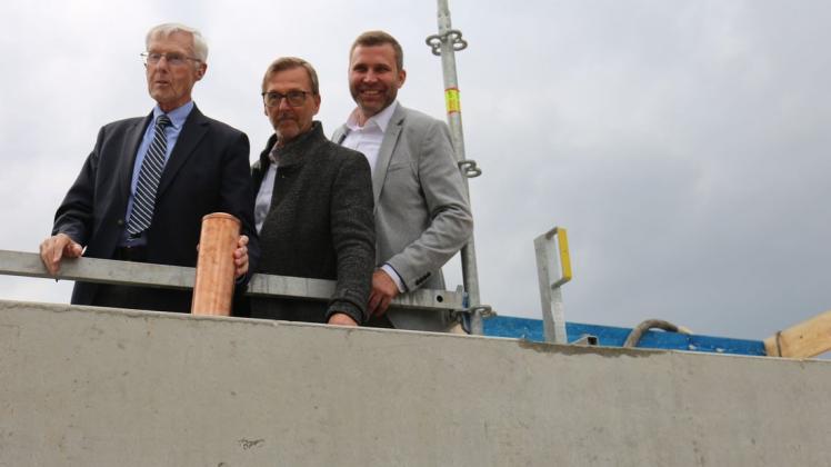 Investor Eugen Block (li.) mit Klaus Hadaschik von der für den Bau verantwortlichen EBK-Gruppe und Jens Niemann (re.), der auch das neue Hotel leiten soll.