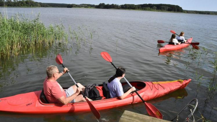 Kanuten genießen den Sternberger See und treiben dabei gleichzeitig Sport. Künftig soll es auch mehr Fitnessmöglichkeiten an Land geben.