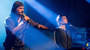 Der Sänger der slowenischen Musikgruppe Laibach, Milan Fras, stand mit Mina Spiler 2016 in Nürnberg auf der Bühne.