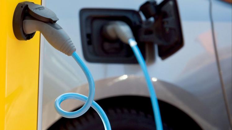 Für Umweltschützer sind E-Autos umweltfreundlicher als mit synthetischen Kraftstoffen betriebene Verbrennungsmotoren. Denkt nun auch FDP-Verkehrsminister Volker Wissing um?