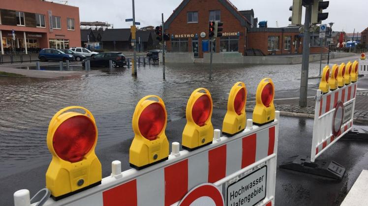 Typisch für Wismar in den Wintermonaten: Sturmhochwasser, das eine Kreuzung im Hafenbereich überflutet.
