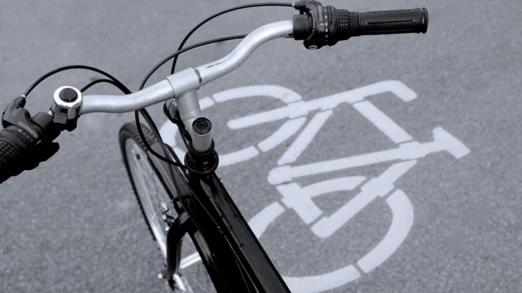 Vom Fahrrad aus übergoss ein unbekannter Täter Frauen in verschiedenen Rostocker Stadtteilen. Vom Fahrrad aus übergoss ein unbekannter Täter Frauen in verschiedenen Rostocker Stadtteilen.