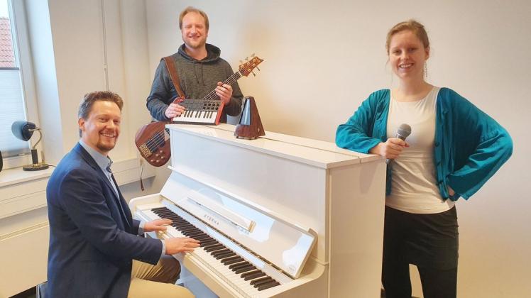 Musikschulleiter Marian Henze (von links) mit seinen Dozenten Hauke Wolff und Yvonne Dombrowski.