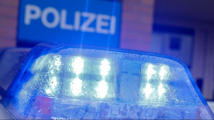 Die Polizei fahndet nach zwei Fahrzeugen und acht Insassen, die einen Pkw-Fahrer am Sonntag in Höhe Grüner Jäger genötigt und bedroht haben.