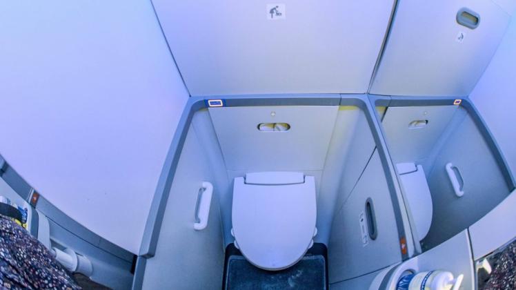 Wegen eines positiven Corona-Schnelltests hat sich eine junge Frau an Bord eines Flugzeugs in Isolation auf die Bordtoilette begeben.