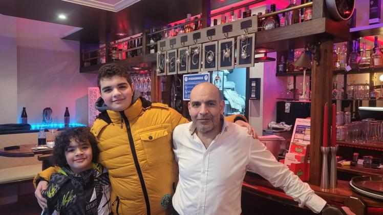 Giovanni Awad (r.) und seine Söhne Josef (m.) und Jonas verbringen im Resataurant La Casetta einen ruhigen Abend mit den wenigen Gästen.
