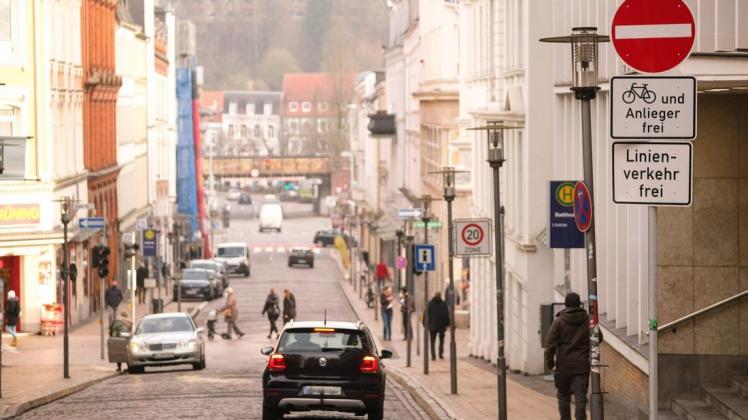 Die Sperrschilder hängen noch, etliche Autofahrer nutzen die Rathausstraße dennoch wieder als Durchgangsstraße