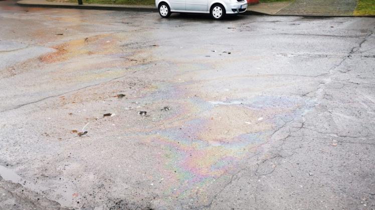 Ein Regenbogen auf der Straße: In Brüel hatten die Feuerwehrkameraden am Montagvormittag mit einer Ölspur zu tun. Der Verursacher ist noch unbekannt.