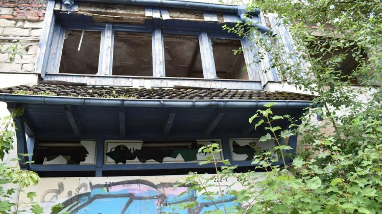 Die Alte Fähre ist nach einem Brand vor 25 Jahren eine Ruine. Ihr Abriss sollte im Zuge einer Neubebauung des Areals erfolgen. Die Alte Fähre ist nach einem Brand vor 25 Jahren eine Ruine. Ihr Abriss sollte im Zuge einer Neubebauung des Areals erfolgen.