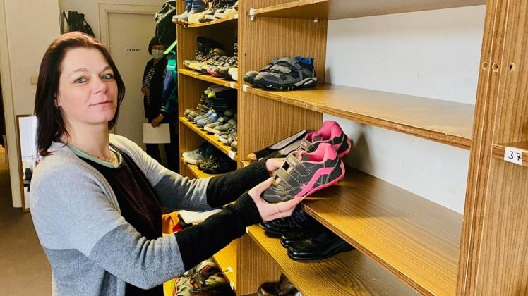 Auch Nicole Lale von der Gadebuscher Kleiderbörse hofft, dass möglichst viele Menschen spenden. Vor allem Schuhe für Kinder werden benötigt.