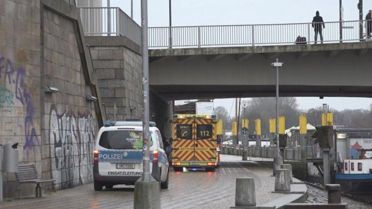 Unter der Wilhelm-Kaisen-Brücke in Bremen ist am Sonntagmorgen die Leiche eines Mannes gefunden worden.