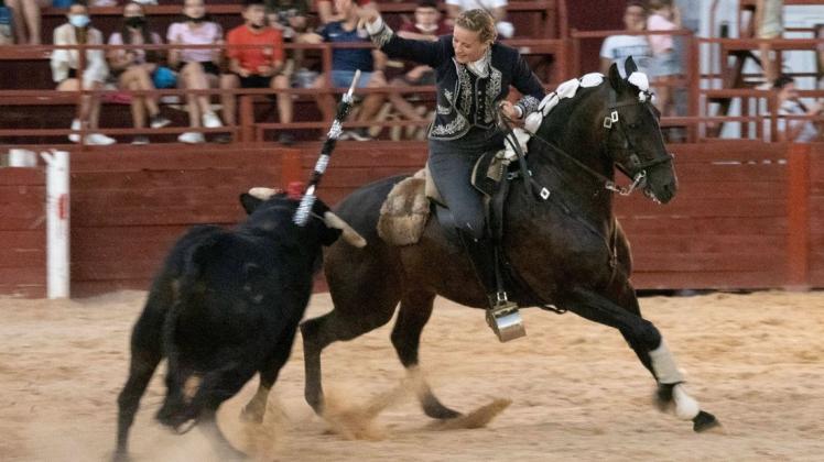 Die deutsche Stierkämpferin Clara Kreutter mischt den Stierkampf in Spanien auf. Aber sie wird auch kritisiert und angezeigt – meist aus Deutschland.