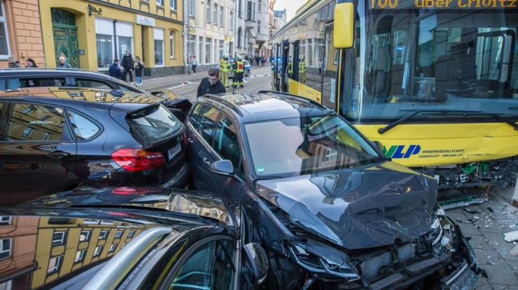 In der Wismarschen Straße kam es am Montagnachmittag zu einem schweren Verkehrsunfall. Ein Linienbus fuhr in eine Reihe abgestellter Fahrzeuge.