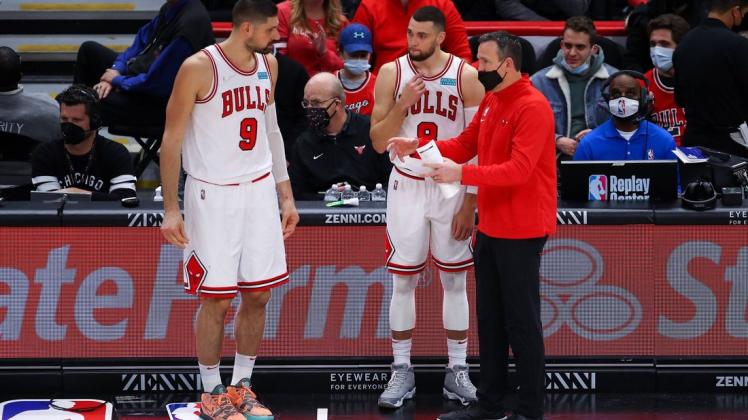 Alles hört auf sein Kommando: Chris Fleming (rechts) als Interimsheadcoach der Chicago Bulls mit seinen Spielern Nikola Vucevic (links) und Zach Lavine.