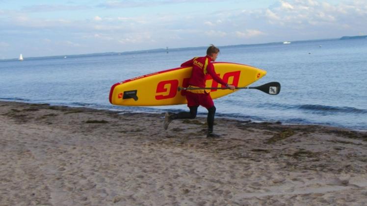 Eine Woche lang haben Rettungsschwimmer ehrenamtlich den Strand von Pelzerhaken gesichert. Mit dabei: Lennard Brinkmann.