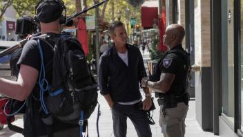 Markus Lanz (M.) im Gespräch mit einem Stadtpolizisten (r.) aus Palo Alto bei San Francisco.