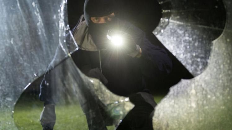 Einbrecher sind in der Silvesternacht in zwei Wohnhäuser in Stuhr eingedrungen. Einbrecher sind in der Silvesternacht in zwei Wohnhäuser in Stuhr eingedrungen.