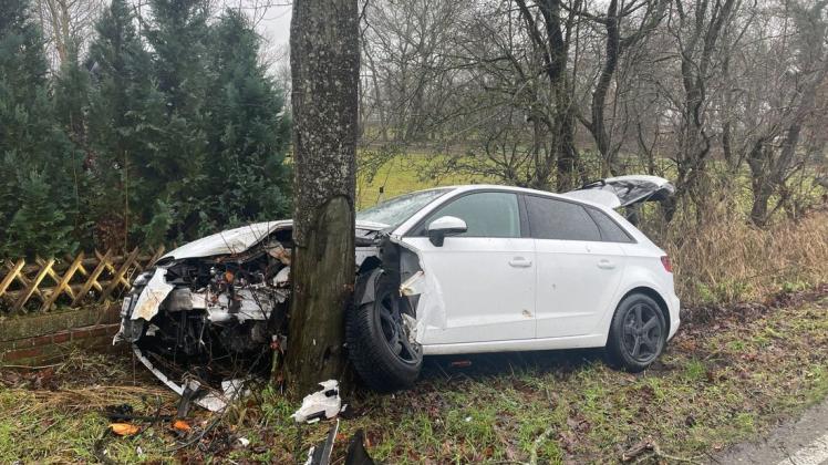 Der Audi wurde bei dem Aufprall sehr stark beschädigt, der Fahrer verletzt.