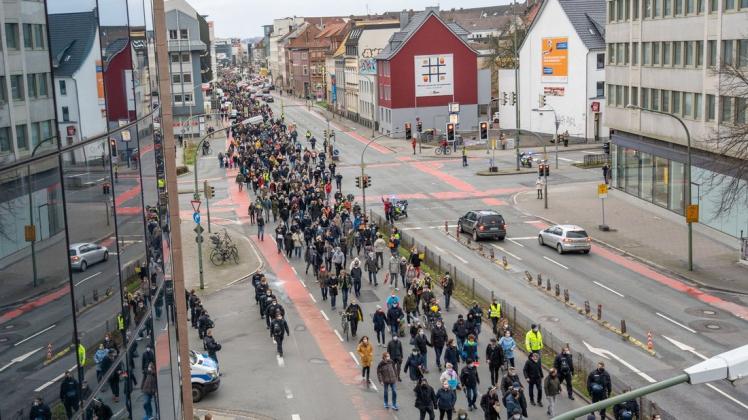 Rund 2000 Demonstranten zogen am Sonntag über den Wallring in Osnabrück.
