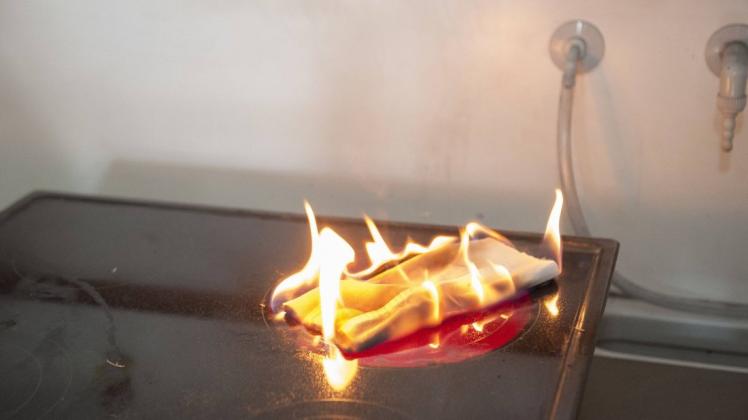 Ein auf einer eingeschalteten Herdplatte liegengelassenes Handtuch kann auch schnell Feuer fangen – bei den Büters war es das Essen auf dem Herd, das den Küchenbrand auslöste (Symbolbild).