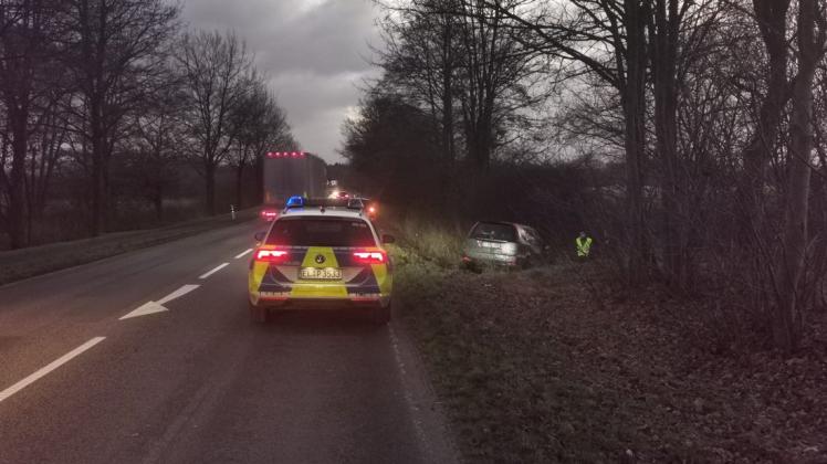 Nach einem Wildunfall landete ein Auto bei Geeste im Graben. Nach einem Wildunfall landete ein Auto bei Geeste im Graben.