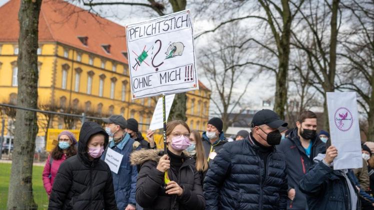 Corona-Protest in der Osnabrücker Innenstadt: Rund 2000 Demonstranten, Impfskeptiker und Gegner der Corona-Maßnahmen ziehen am Sonntag über den Wall.