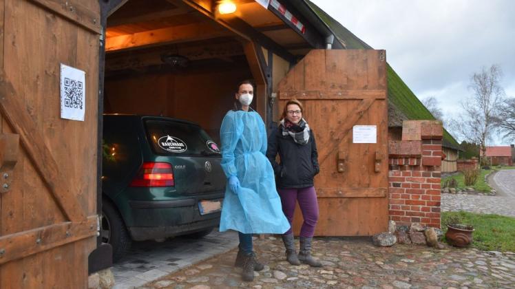 Im Drive-In vom Rauchhaus Möllin von Stefanie Baack können sich Besucher bei Dajana Behrens (l.) bequem aus dem Auto heraus testen lassen.