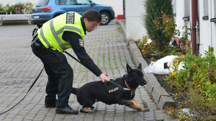 Polizisten und ein Diensthund sowie Freunde und Familie halfen bei der Vermisstensuche in Neu Kaliß.