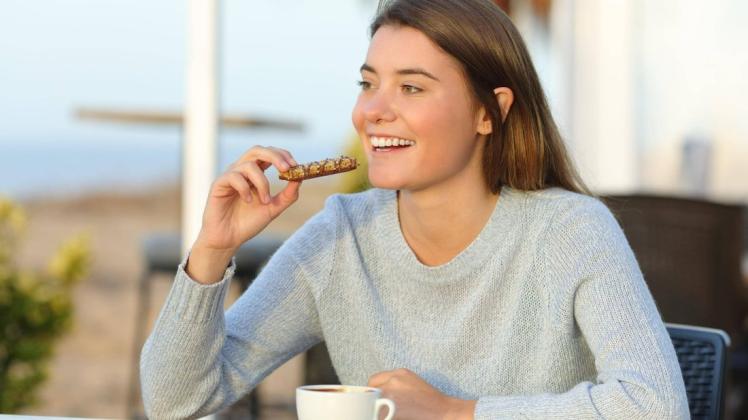 Nicht nur Botenstoffe in bestimmten Speisen können ein Glücksgefühl auslösen – auch Achtsamkeit beim Essen kann die Zufriedenheit steigern.
