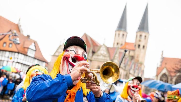 Karnevalisten nehmen am Karnevalsumzug „Schoduvel“ teil und überqueren den Altstadtmarkt.