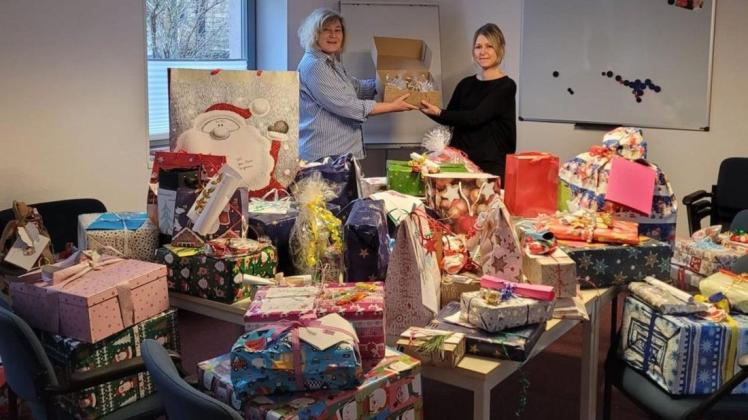 Über die vielen Geschenke für die Kinder freuen sich: Grit Papenhagen, Bereichsleiterin beim IB (v.l.) und Andrea Heidt, Mitarbeiterin bei 50Hertz