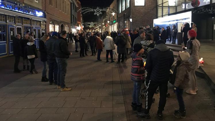 "Spaziergang" für Zusammenhalt: Am Montag vor Weihnachten trafen sich 150 Menschen gegen 18 Uhr in der Meppener Bahnhofsstraße. Die Versammlung war nicht bei der Stadt angemeldet.