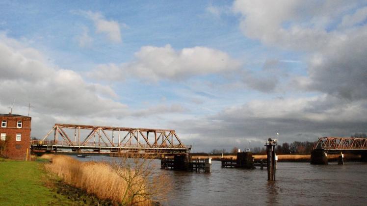 Am Deich nahe der zerstörten Friesenbrücke wurde für den "Friesland"-Krimi gedreht (Archivbild).