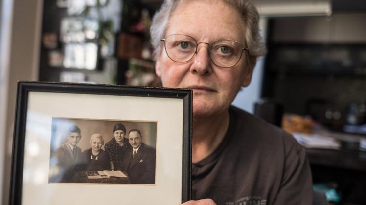 Es war ein langer Kampf, doch Joanne Herzberg hat es geschafft: In Detmold erinnern nun Stolpersteine an ihre im Holocaust ermordete Familie.