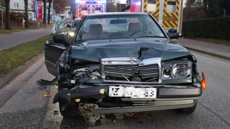 Der Mercedes des Unfallfahrers wurde bei dem Zusammenstoß schwer beschädigt.