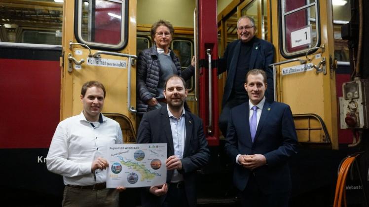 Sind voll dabei beim Projekt digitaler Messestand „Zu jeder Jahreszeit“: Petra Gebert, Bürgermeisterin Samtgemeinde Bardowick, Jürgen Meyer, Bürgermeister Samtgemeinde Elbtalaue (o.), Johannes Heuer, Geschäftsführer Bauernverband Nordostniedersachsen, Andreas Gerke, Bürgermeister Amt Neuhaus und Dennis Neumann, Bürgermeister von Bleckede (v.l.).