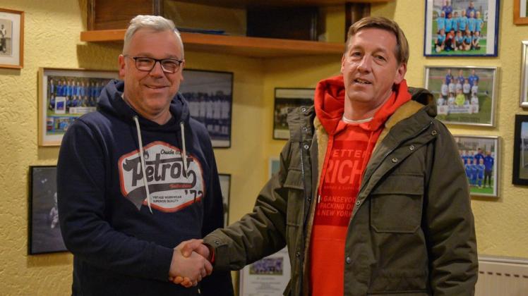 Hans Fuchs (links) wird neuer Fußballobmann der Seniorenabteilung bei Westfalia Westerkappeln. Erste Amtshandlung: Vertragsverlängerung mit Trainer Jens Hollmann (1. Herren). Hans Fuchs (links) wird neuer Fußballobmann der Seniorenabteilung bei Westfalia Westerkappeln. Erste Amtshandlung: Vertragsverlängerung mit Trainer Jens Hollmann (1. Herren).