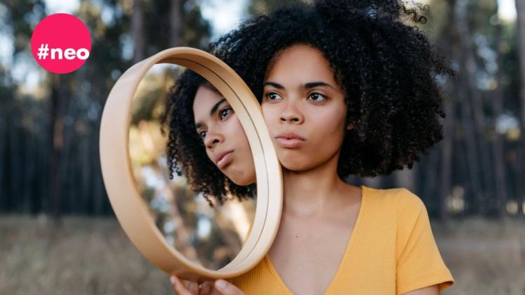 Forscher haben herausgefunden, dass sich eine Person, die extrovertiert ist, ihr eigenes Gesicht selbstbewusster und geselliger vorstellt, als es in Wirklichkeit wirkt.