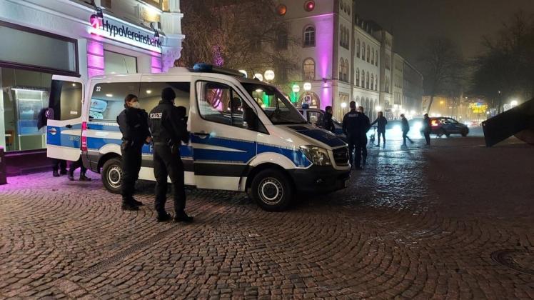 Die Polizei ist bei den "Spaziergängen" in Stadt und Landkreis Osnabrück dabei – wie hier im Dezember. (Archivfoto)