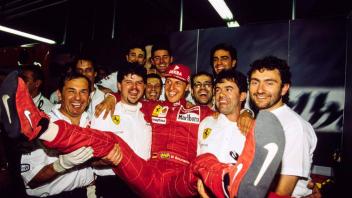 Michael Schumacher mit seinem Ferrari-Team 1996: Gemeinsam wurden sie fünfmal Weltmeister.