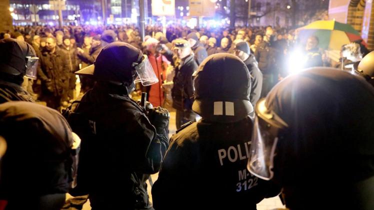 Vor Beginn einer Demonstration gegen Corona-Einschränkungen und Impfpflicht in Rostock verhindert die Polizei, dass sich die Teilnehmer in Richtung Innenstadt fortbewegen. Zu der allwöchentlichen Demonstration hatten sich wieder mehrere tausend Menschen eingefunden.