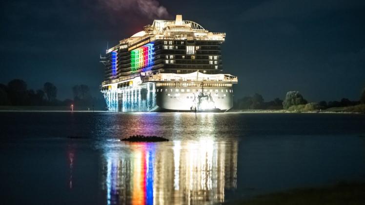 Nachts auf der Ems: Die 337 Meter lange "Aida Cosma" verlässt die Meyer Werft gen Nordsee.