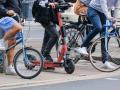 Fahrrad- und E-Scooter-Fahrer müssen ebenso wie die anderen Verkehrsteilnehmer beim Alkoholkonsum Vorsicht walten lassen.
