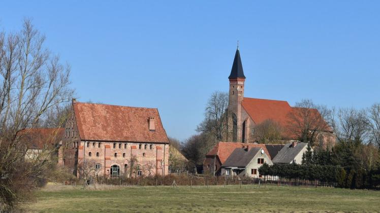 Aus der Klosterzeit Tempzins ist die Kirche bis heute erhalten geblieben und wohl die größte Landkirche in Mecklenburg.