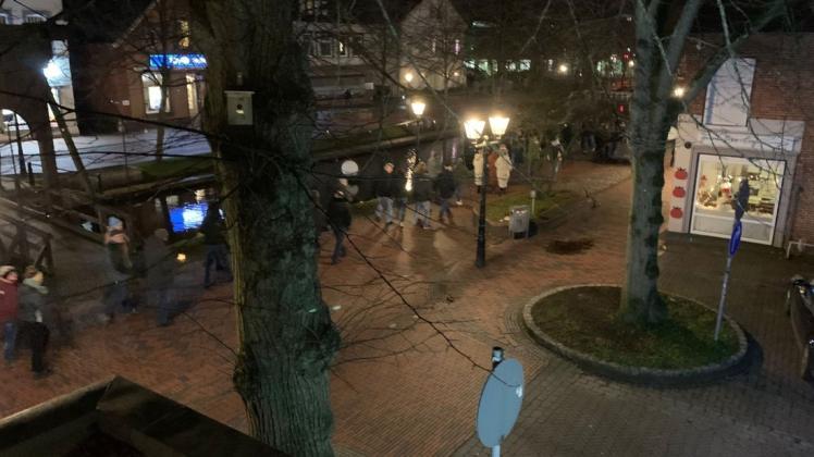 Am Montag setzten sich abermals Menschen zu einem "Spaziergang" gegen die Corona-Maßnahmen um den Hauptkanal in Papenburg in Bewegung.