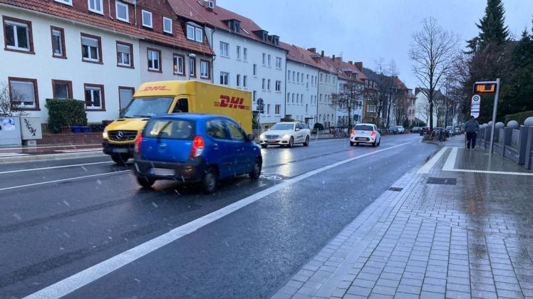Im Bereich der Bushaltestelle entfernte die Stadt den Schutzstreifen für Radfahrer. Fahrrad-Piktogramme sollen auf Radfahrer aufmerksam machen.